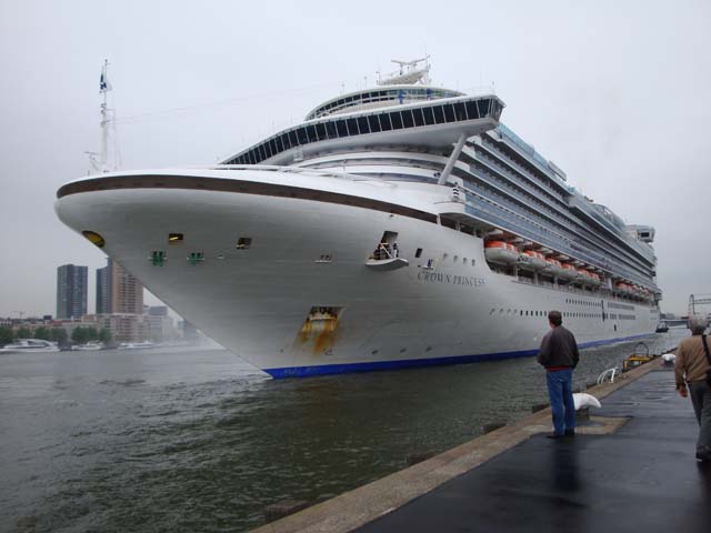 Cruiseschip ms Crown Princess aan de Cruise Terminal Rotterdam